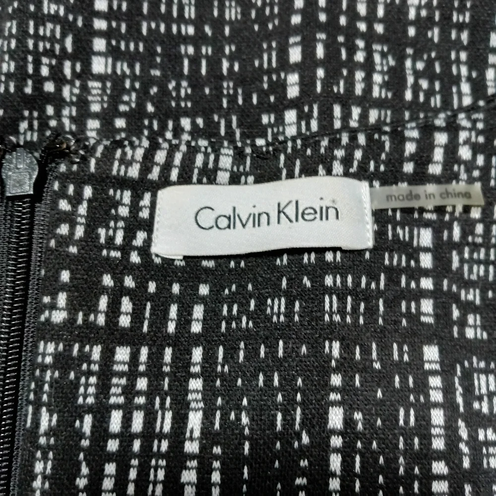 Calvin Klein Women’s Black & White Geometric Sleeveless Dress - Picture 4 of 14